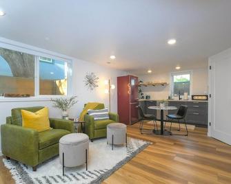 Bright & Modern Basement Apartment Dt N'hood - Vancouver - Living room