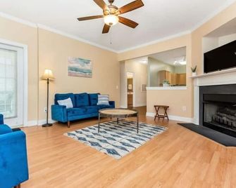 2 Bedroom Lake Norman Condo Pool - Cornelius - Living room