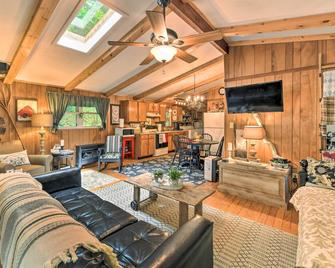 Smoky Mountain Cottage with Lanai and Mtn Views - Franklin - Living room