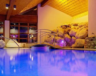 Verwöhn-Wellnesshotel Walserhof - Hirschegg - בריכה