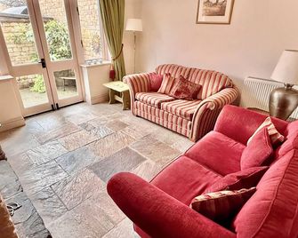 Misty View - 2 Bed Cottage in Winchcombe - Cheltenham - Living room