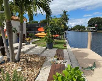 Stunning, luxury retreat-style home on the water. Breakfast included. - Oakland Park - Außenansicht