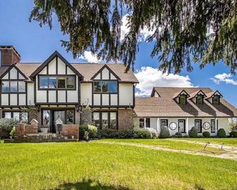 Private Tudor style 5 bedroom home in country setting. - Millbrook - Building