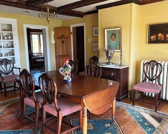 Historic 4-bedroom House on working Horse Farm. 20 Mins to Okemo. - Shrewsbury - Jídelna