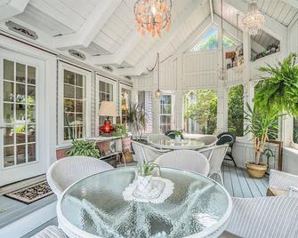 Yelton Manor Bed & Breakfast - South Haven - Innenhof