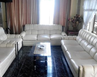 Melissa Palace Hotel and Karaoke - Parapat - Wohnzimmer
