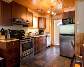 2 Bedroom F - Cozy Two Level Waterfront Cottage with Seasonal Hot Tub/Walking Distance to Beaches - Ucluelet - Kitchen