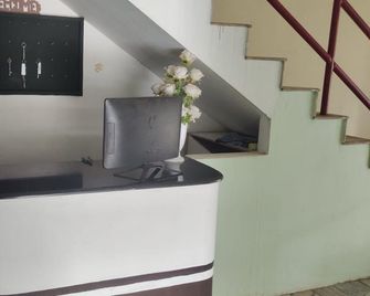 Hotel O New Happy Tourist Home - Kolenchery - Front desk