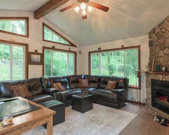 Serene Retreat in SW Holmes County, OH - Nature-Lover's Paradise - Dog-Friendly! - Killbuck - Living room