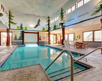 Rustic Charm by the Mississippi River! Inviting Riverbank Lodging - Moline - Pool