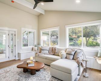 Family Home 6 Mi to Dtwn Cda: Lake & Sunset Views! - Coeur d'Alene - Living room