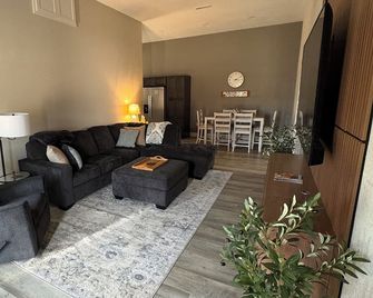 Bearcat Basecamp 3 Br 2 Bath Duplex Next to Nwmsu in Maryville. - Maryville - Living room