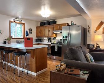 Check out our video! \nhttps://youtu.be/5ltN10xemg - Klamath Falls - Kitchen