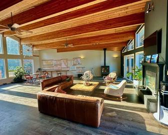 Green Coast Lodge - Tlell - Sala de estar