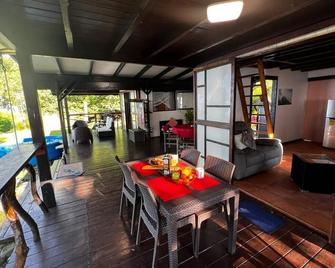 tahiti-bungalow at Teahupoo: beachfront with pountoon and mini pool - Teahupoo - Comedor