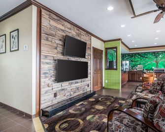 Quality Inn Coralville - Iowa River Landing - Coralville - Living room