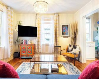 Vibrant & Cozy Studio in Central Noe Valley - San Francisco - Living room