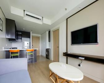 Capital O 804 The Residences at Bonifacio Civic Center - Manila - Living room