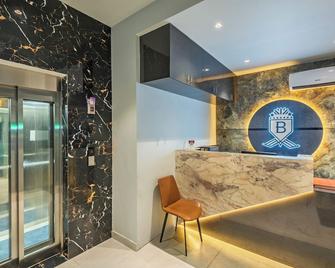 Hotel Beverly Palace Kozhikode - Hotel and Restaurant - Kozhikode - Rezeption