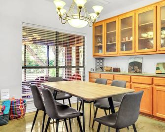 Charming Kyle Retreat with Pool, Porch & Walk to Downtown - Kyle - Jídelna