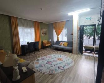 Charming 2-bedroom house with WiFi and AC in awesome Marmaris - Marmaris - Olohuone