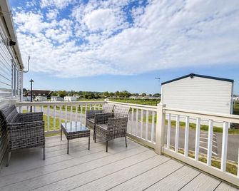 Lovely 6 berth caravan with free Wi-Fi at Harts Holiday Park, Kent ref 74068W - Sheerness - Balcony