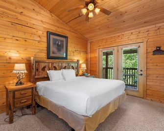 Whirlpool Tub and Cozy Fireplace Retreat - Enchanting Rustic Cabin - Branson - Bedroom