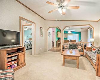 Franklin Home w/ Deck, & Fire Pit: 8 Mi to Dtwn! - Franklin - Living room