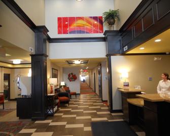 Holiday Inn Express & Suites Greensburg - Greensburg - Lobby