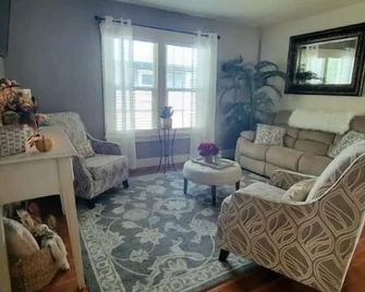 Clean and cozy 3 bdrm one bath home in the heart of Rupert. - Rupert - Living room