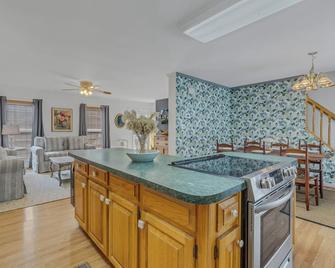 Walkable Shops and Dining.. Family size & Dog Friendly - Irvington - Kitchen