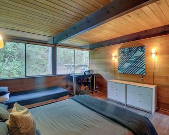 Waterfront Port Orchard Retreat with Furnished Deck! - Port Orchard - Habitación