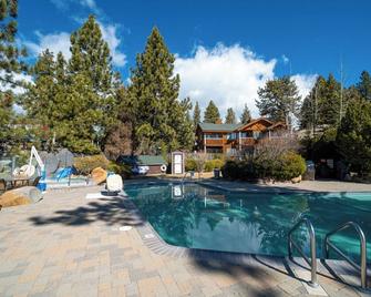 Enjoy a Hassle-Free Stay! Onsite Pool, Free Parking, Close to Agate Bay - Tahoe Vista - Pool