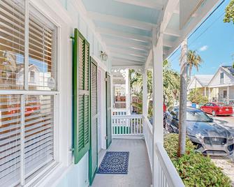 Charming cottage with private hot tub - one block to Duvall Street - Cayo Hueso - Balcón