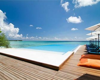 Summer Island Maldives - Ziyaaraiyfushi - Piscina
