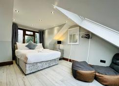 Spacious 6 Bed Residence in Wembly, London - London - Schlafzimmer