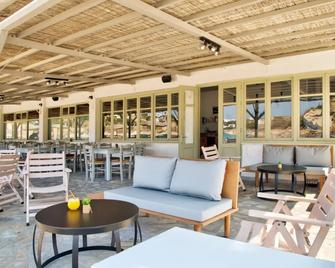 Hotel Kamelo - Vari - Patio