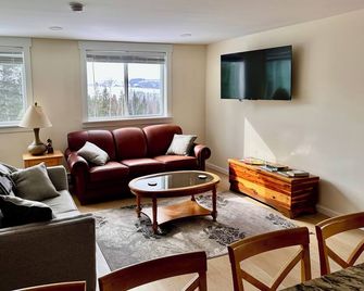 Mbb- New Apt W/Direct Access Snowmobile/Atv Trail - Presque Isle - Living room