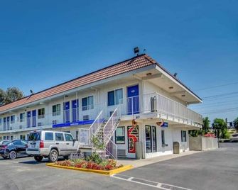2 Full Beds | Micfridge - Stockton - Building