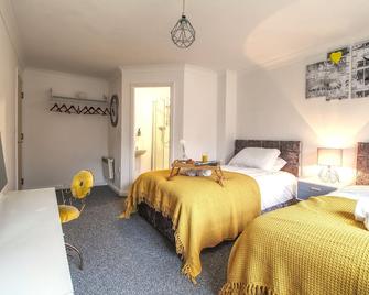 Modern City Centre Apartment + Free Parking - Wakefield - Bedroom