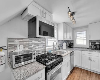 Charming 2-BR Home, 4 Blocks to the Boardwalk home - Seaside Heights - Kitchen