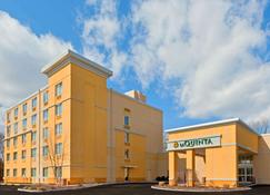 La Quinta Inn & Suites by Wyndham Danbury - Danbury - Gebouw