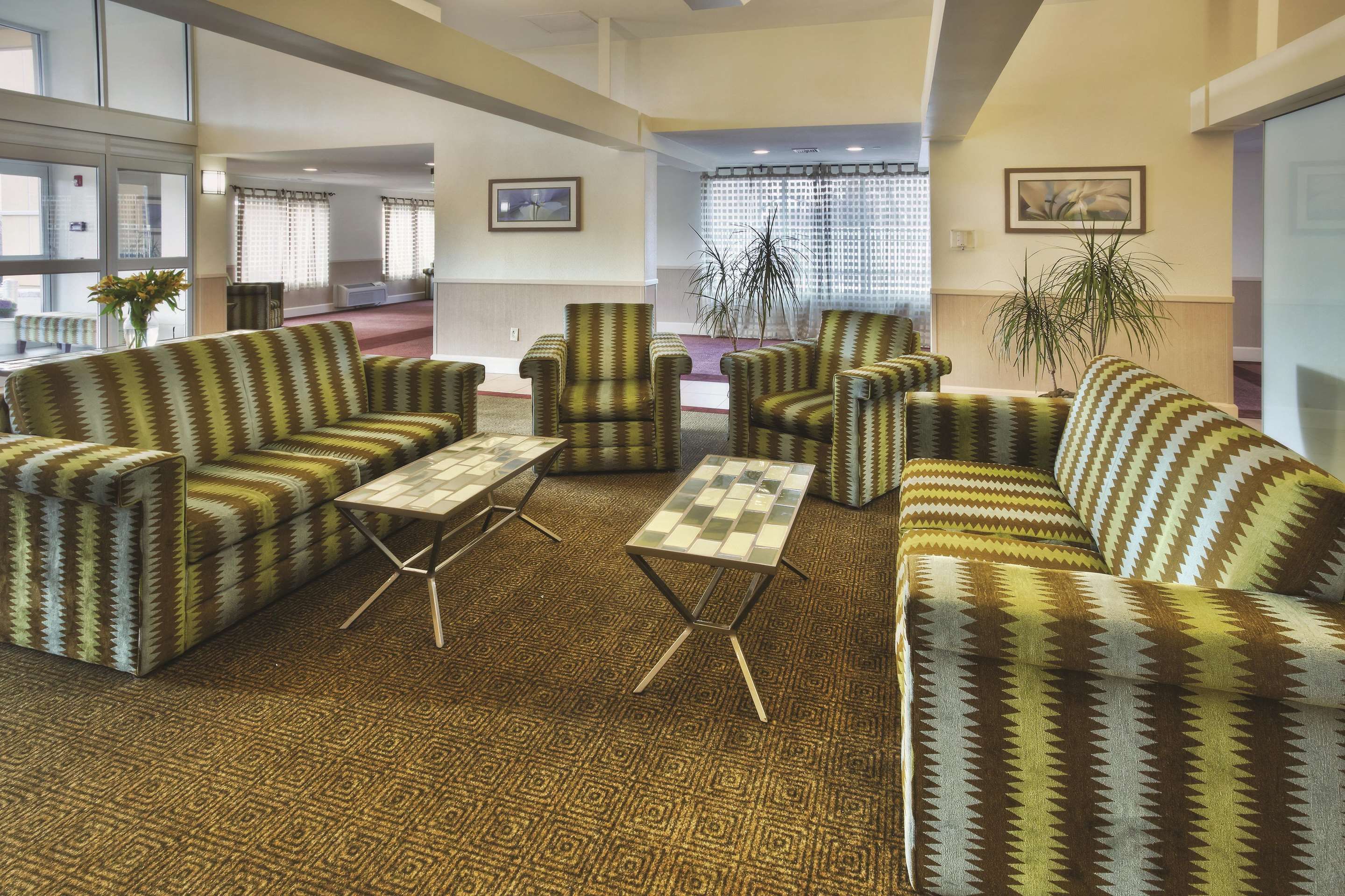 La Quinta Inn & Suites by Wyndham Danbury - Danbury - Lounge
