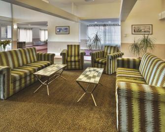 La Quinta Inn & Suites by Wyndham Danbury - Danbury - Lounge