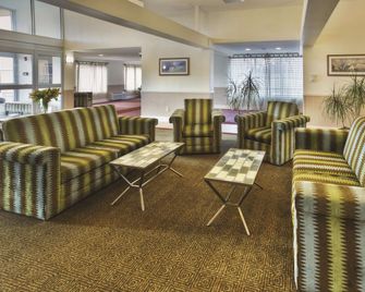 La Quinta Inn & Suites by Wyndham Danbury - Danbury - Lounge
