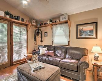 Gatlinburg Home with Hot Tub about 4 Mi to Town! - Gatlinburg - Sala de estar