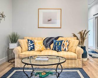 Modern Apt Near Marthas Vineyard Beaches! - Oak Bluffs - Living room
