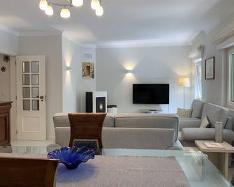 Posh Apartment in Costa da Guia, Cascais - Cascais - Living room
