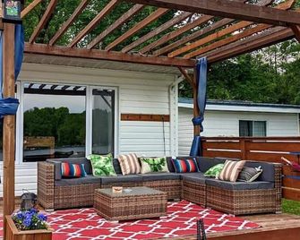 Lakefront Retreat - 2 Bedroom Cottage with Bunkie & Canoe - Madoc - Patio