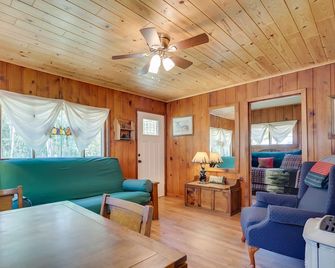 Walk to Lakefront! Cabin 21 Mi to Boyne Mtn Resort - Charlevoix - Living room
